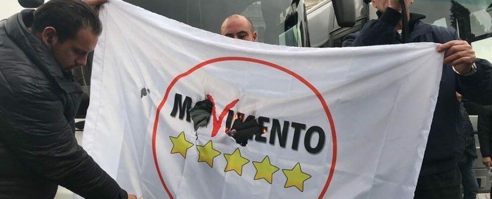 Proteste a Roma, bruciata bandiera dei 5Stelle