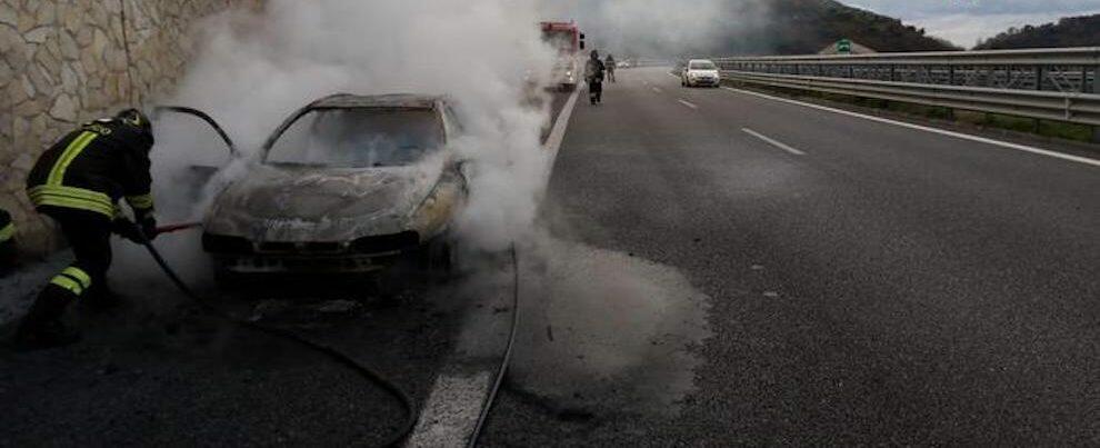 Auto in fiamme in autostrada, paura sulla A2