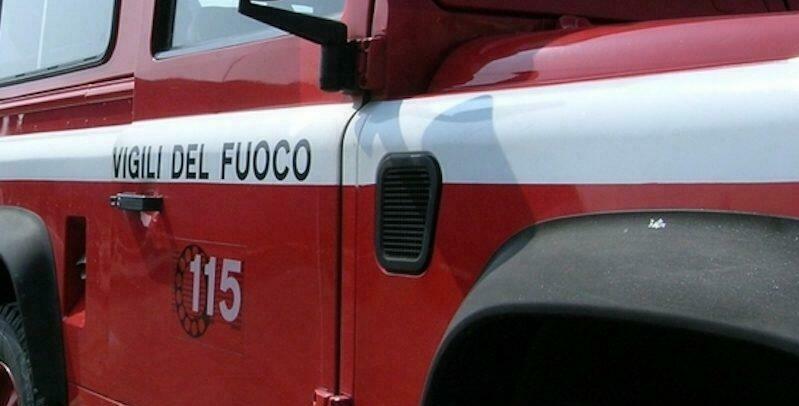 Auto finisce fuori strada e si ribalta, feriti una donna e un bambino