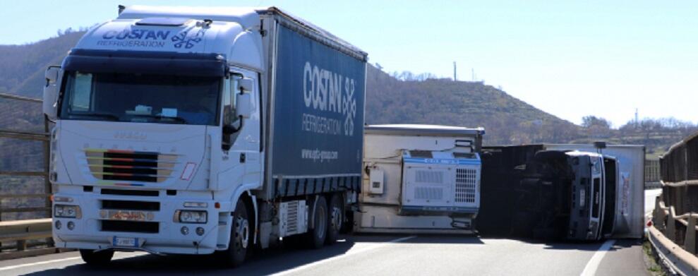 Maltempo e forte vento in Calabria: camion ribaltati e danni a varie strutture