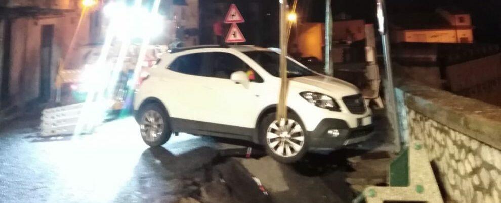 Caulonia, le operazioni di recupero dell’auto rimasta incastrata in piazza Bellavista