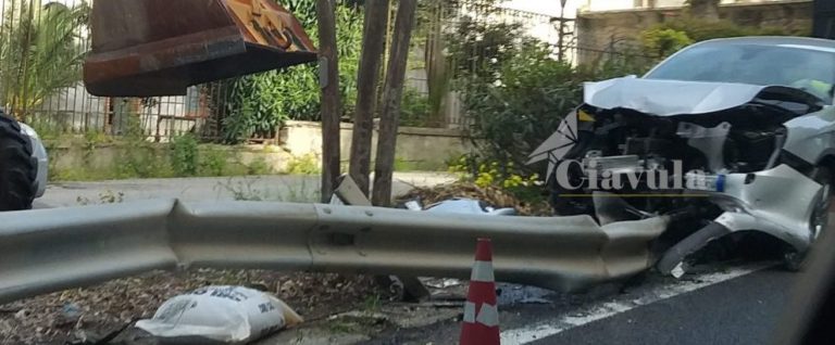 Auto Si Schianta Contro Guardrail Sulla S S Ciavula