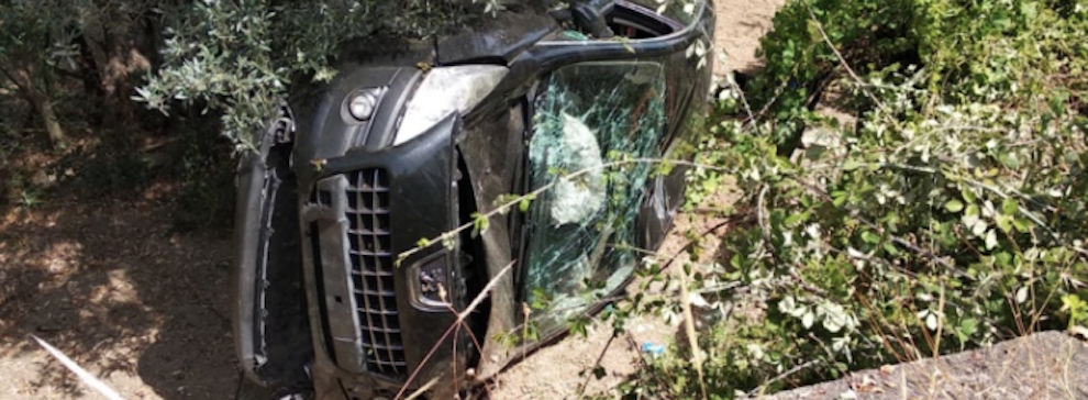 Auto finisce fuori strada a Caulonia: tre ragazzi lievemente feriti