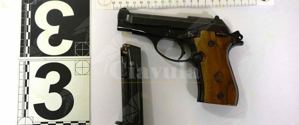 Minaccia un ragazzo con una pistola, disarmato e arrestato un 64enne