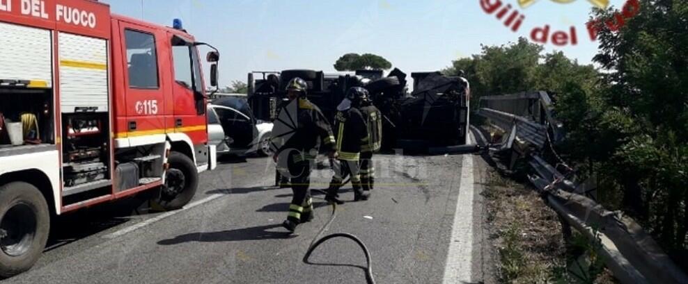 Autocisterna si ribalta dopo incidente stradale. Due feriti