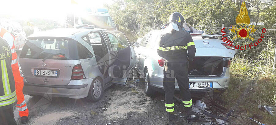 Incidente sulla S.S. 16 coinvolge tre auto e un furgone. Tre persone ferite