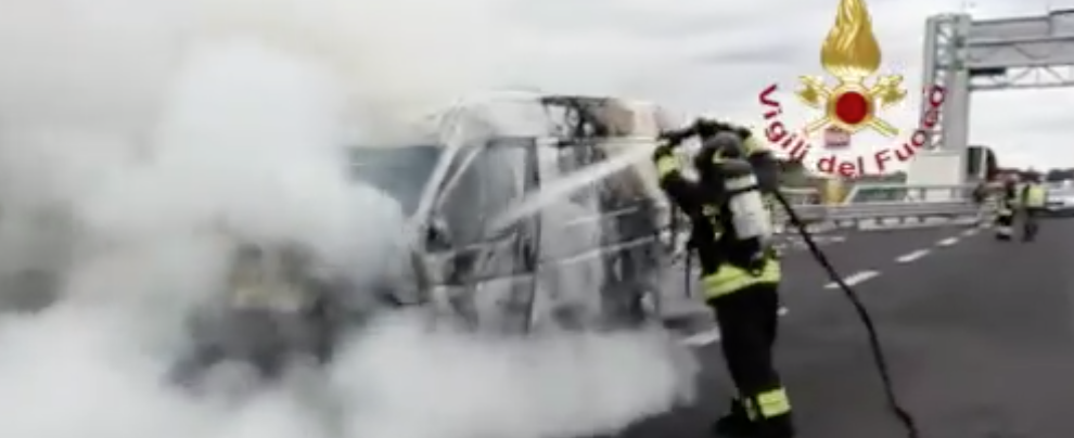 Furgone in fiamme sull’autostrada, in azione i Vigili del fuoco – video