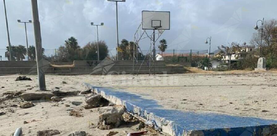 Tra le vittime della mareggiata anche il campetto di basket di Caulonia