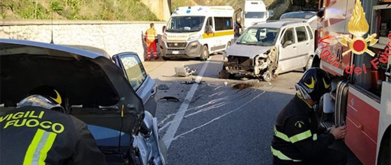 Violento Scontro Frontale Tra Due Auto Sulla S.S. 106 - Ciavula