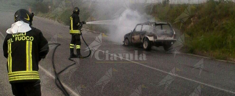 In Calabria auto prende fuoco mentre il conducente la guida