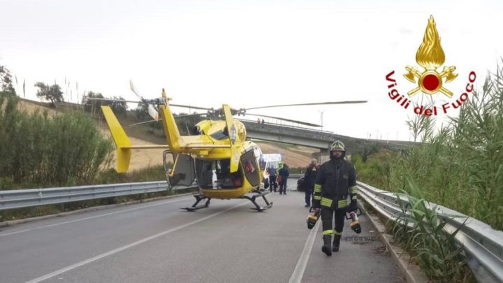 Violento Schianto Frontale Tra Due Auto. Tre I Feriti, Uno è Grave ...