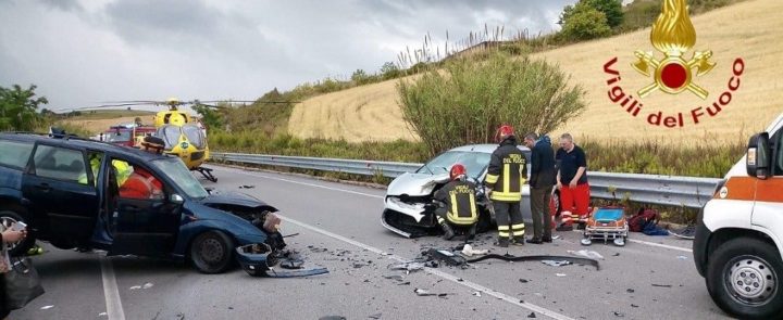 Violento Schianto Frontale Tra Due Auto. Tre I Feriti, Uno è Grave ...