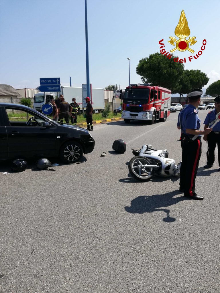 Violento Scontro Tra Auto E Moto In Calabria, Necessario L'intervento ...