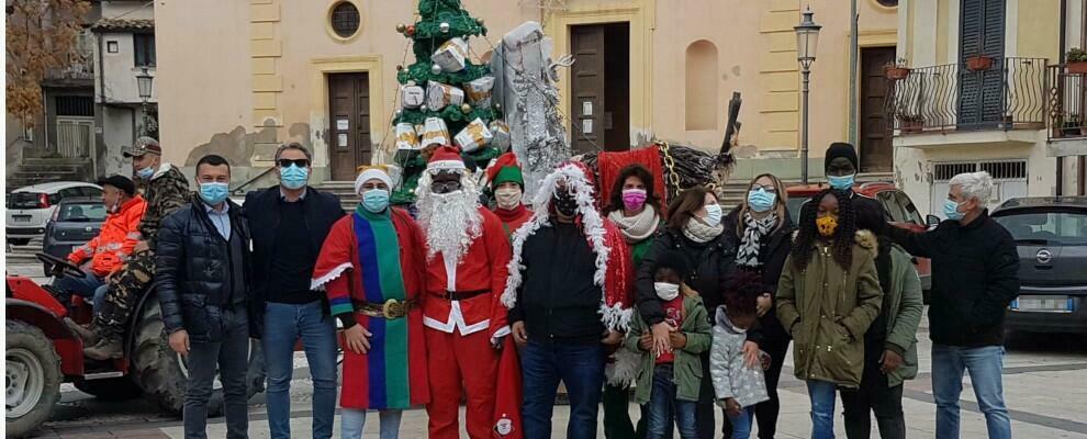 A Sant’Ilario dello Jonio i folletti di Babbo Natale consegnano il panettone ai cittadini