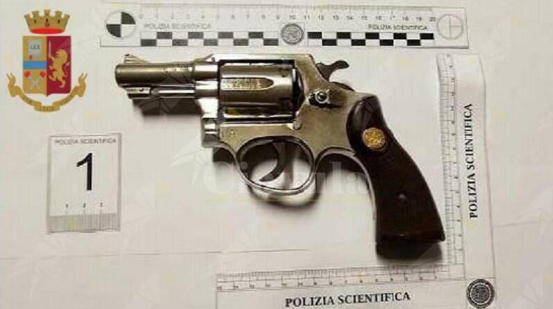 Trovato in possesso di una pistola e di quasi 6 kg tra hashish e marijuana. Arrestato