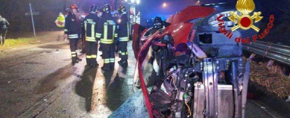 Grave incidente stradale, un morto e due feriti