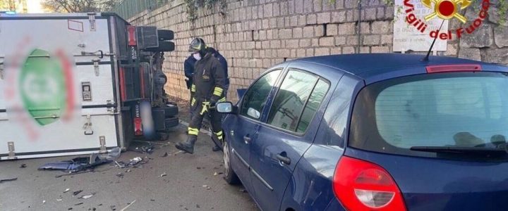 Violento Schianto Tra Due Veicoli, Furgone Si Ribalta - Ciavula