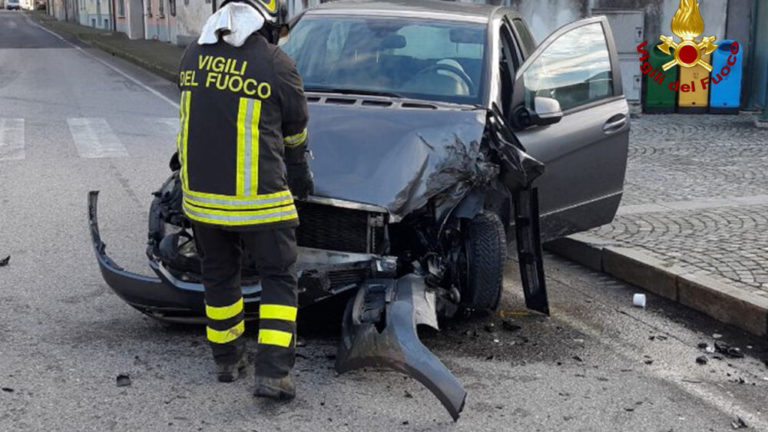 Incidente Stradale Tra Un'auto E Un Mezzo Pesante, Donna Estratta Dalle ...