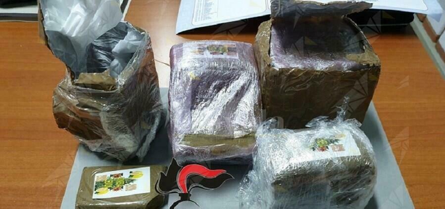 Nascondono 2,3 kg di hashish nello zaino, tre arresti