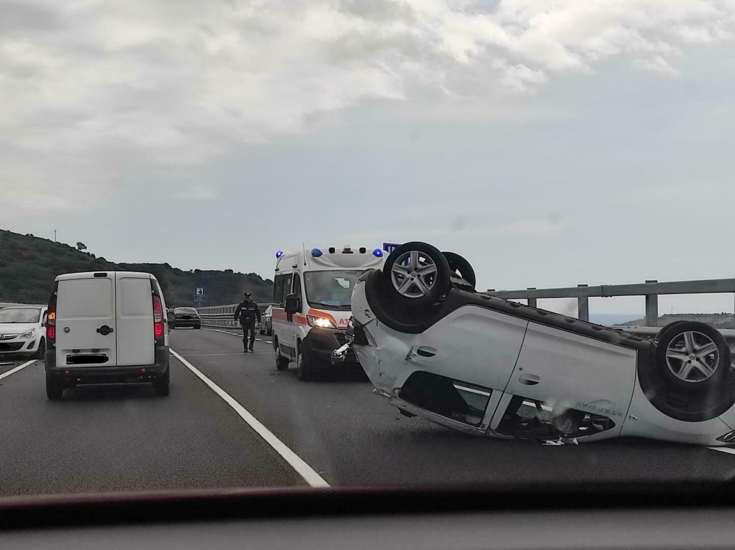 Incidente Stradale All'altezza Di Gioiosa. Coinvolte Due Automobili ...