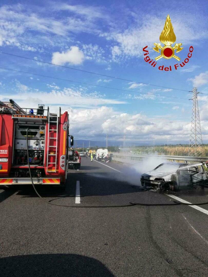 Tragedia Sulla A2 Nei Pressi Di Vibo Valentia: Auto Prende Fuoco Dopo ...