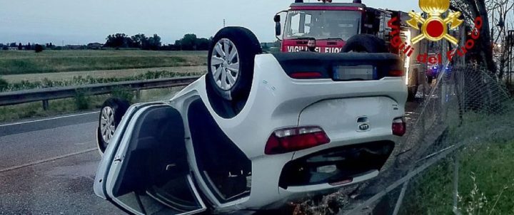 Auto Si Ribalta Dopo Un Incidente, Estratta Una Persona Intrappolata ...