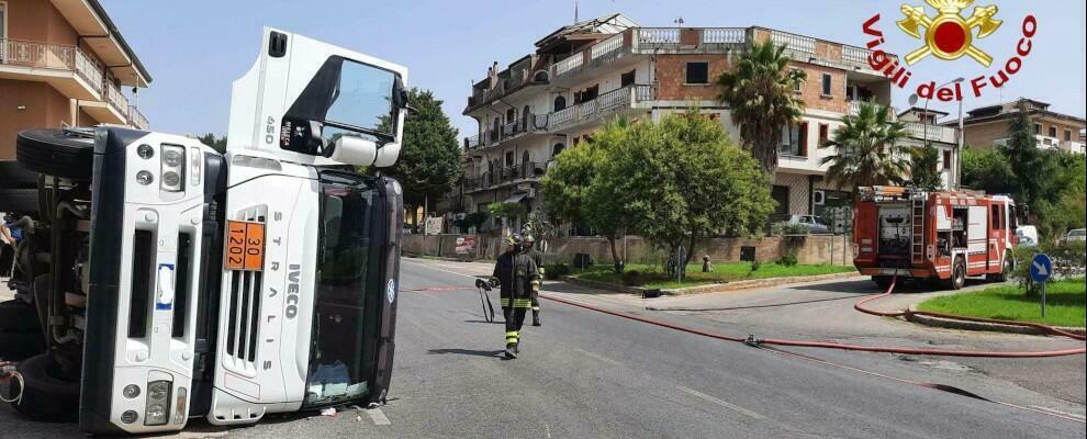 Autocisterna si ribalta nel vibonese, intervengono i vigili del fuoco