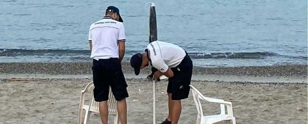 Stretta ai “furbetti dell’ombrellone”: sequestrate sdraio, ombrelloni e lettini nelle spiagge libere del reggino