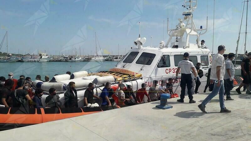 Sbarco a Roccella Jonica: soccorsa una barca a vela con 75 persone a bordo