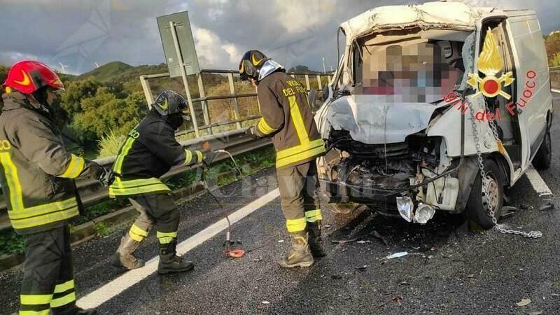 Calabria: Incidente tra un furgone ed un camion. Una vittima e un ferito