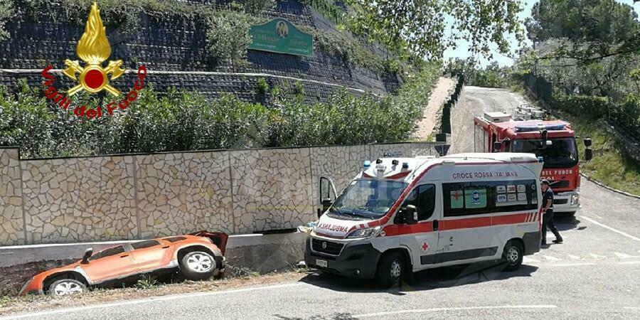 Perde il controllo dell’auto che finisce in un canale di scolo