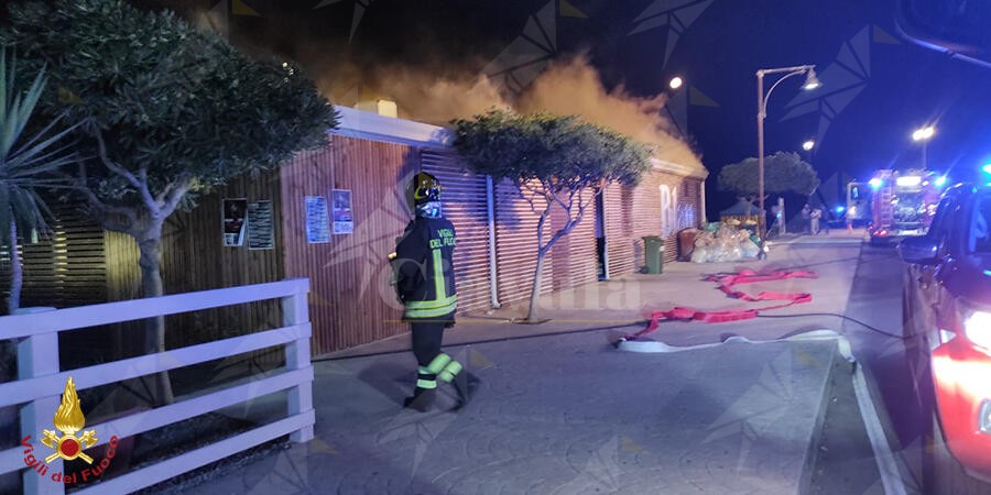 In fiamme uno stabilimento balneare a Cropani marina, indagini in corso