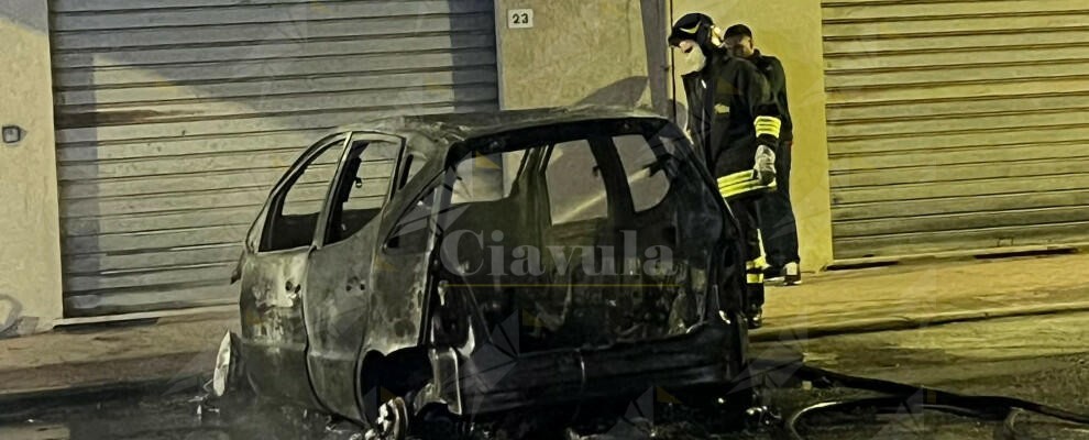 Auto in fiamme a Caulonia: il video dell’intervento dei vigili del fuoco
