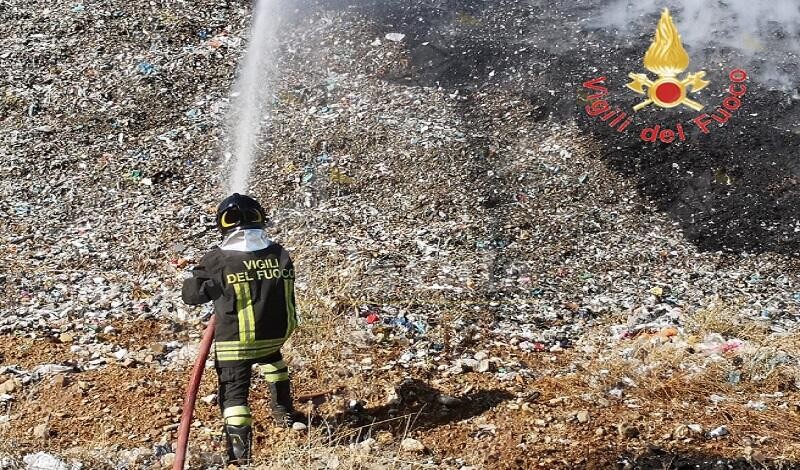 Incendio in una discarica cosentina, il secondo in 24 ore