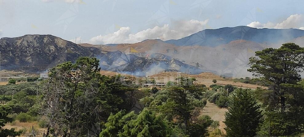 Incendio a Roccella Ionica