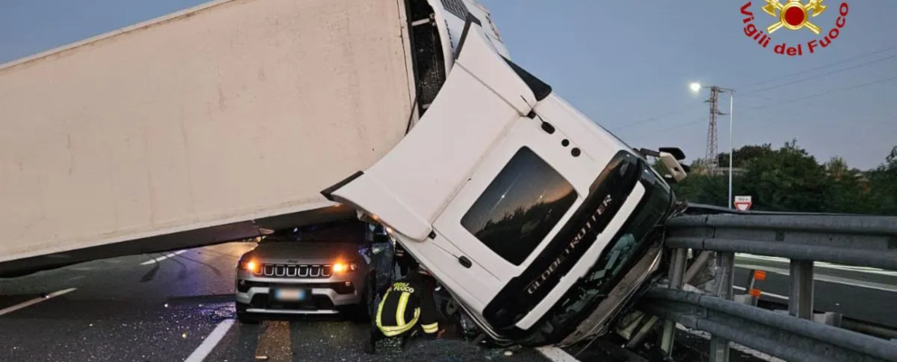 Tir si ribalta in autostrada e finisce sopra una Jeep: 4 feriti