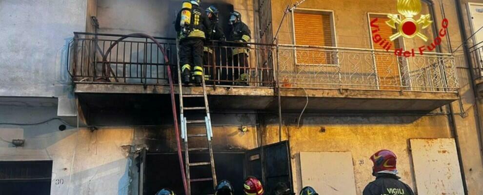 Magazzino in fiamme a Cutro, danneggiata anche un’abitazione