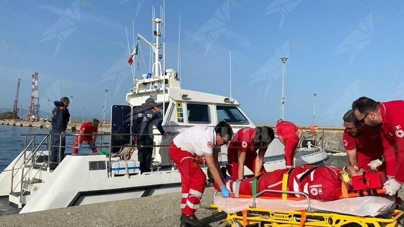 Guardia Costiera: simulato ammaraggio aeromobile a Corigliano Calabro