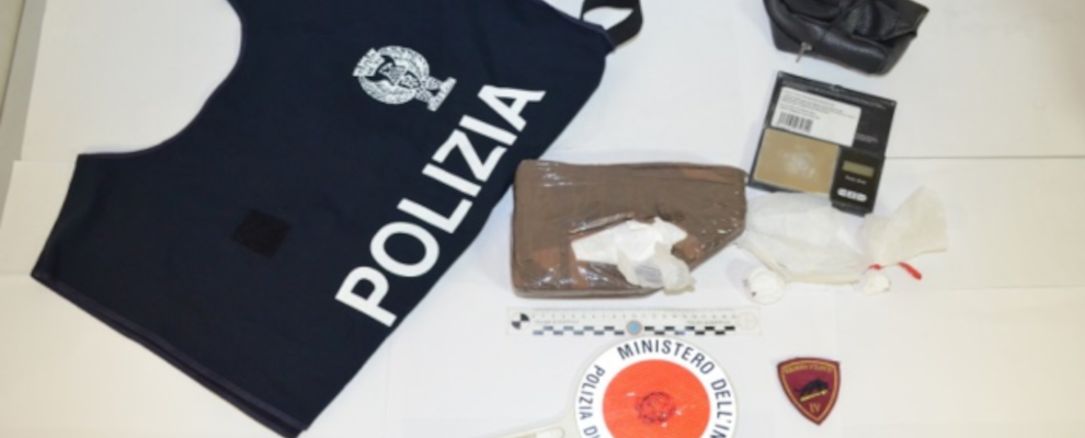 Un kg di cocaina nascosta sotto gli addobbi natalizi. Due arresti nel crotonese