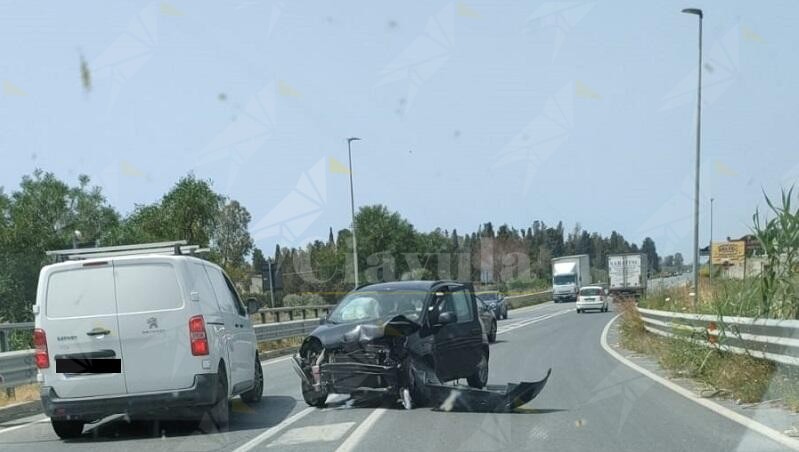 Incidente stradale allo svincolo di Canne tra Caulonia e Roccella