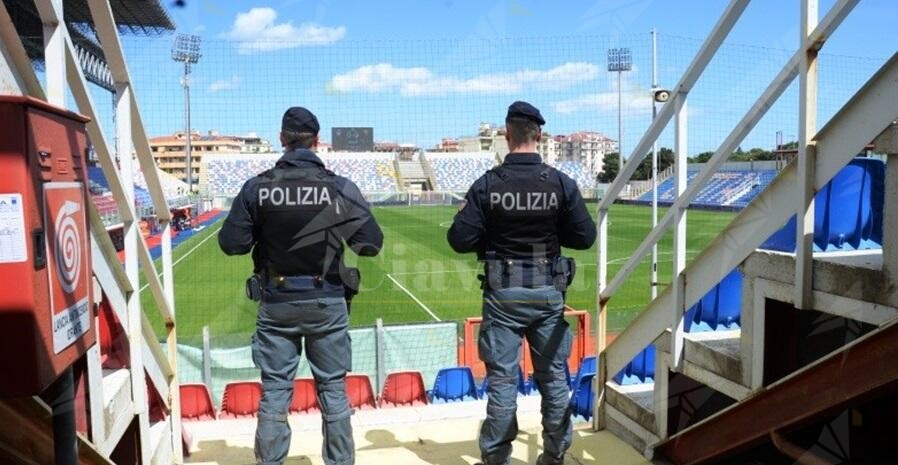 Aggredirono i calciatori del Crotone dopo un risultato negativo. Daspo per sei tifosi