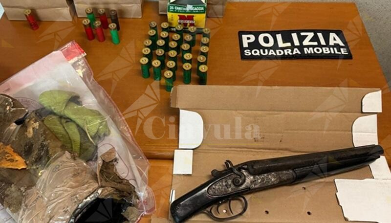 Cartucce e un fucile a canne mozze nascosti sottoterra, arrestato un uomo a Vibo Valentia