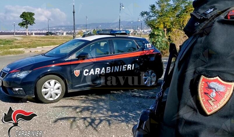 Tenta di fuggire dai carabinieri ma viene trovato con 5 kg di marijuana pronta per lo spaccio