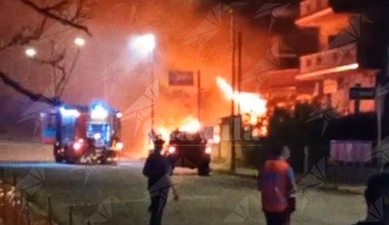 Incendio in un esercizio commerciale a Vasì di Caulonia – Video