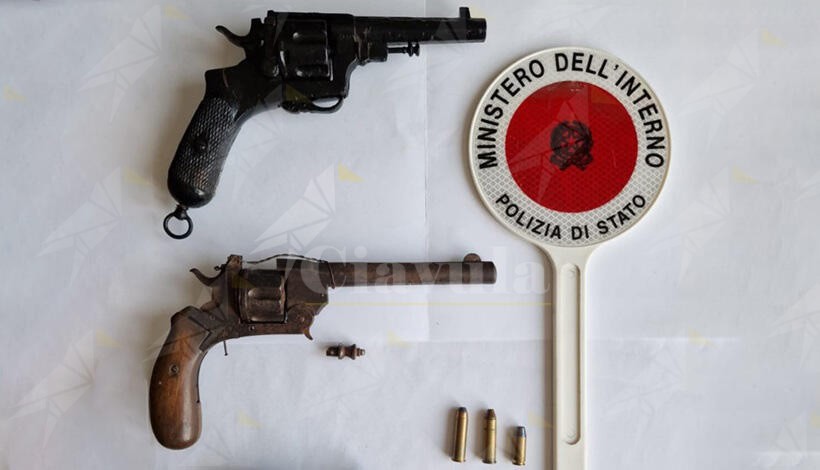 Trovato con due revolver sotto il materasso e diverse munizioni, arrestato un uomo a Vibo