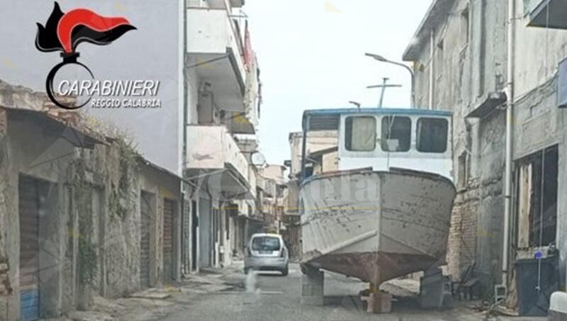 Parcheggia la barca su una via pubblica. Denunciato uomo a Gioia Tauro