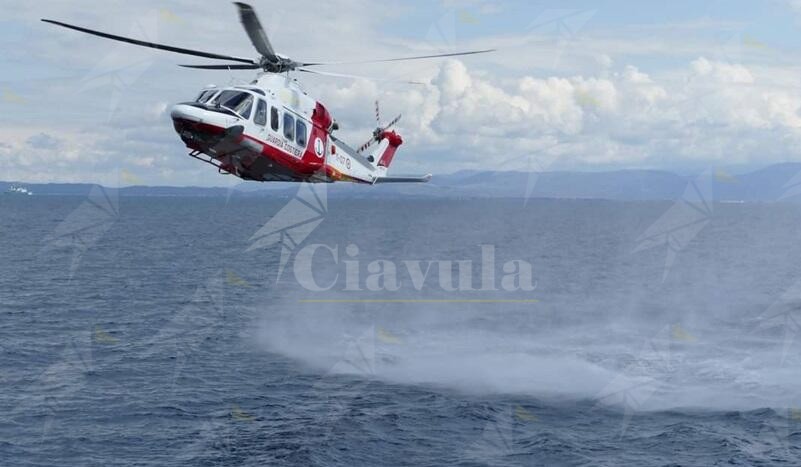 Malore a bordo di una nave da crociera al largo della costa calabrese: interviene l’elicottero