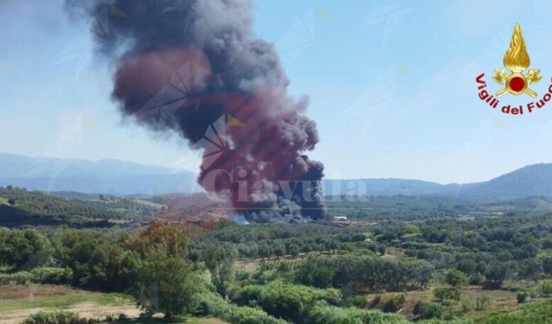 Spento l’incendio nello stabilimento Poly2Oil di Palmi, Arpacal esclude rischi per la popolazione