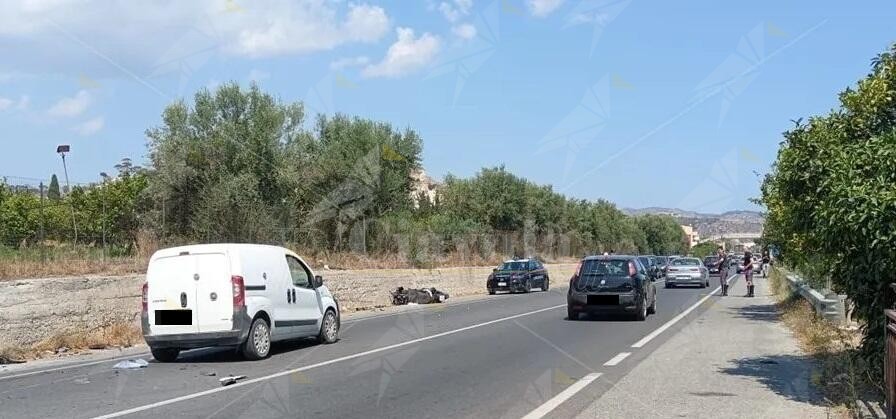 Tragico incidente sulla SS106, morto centauro 50enne