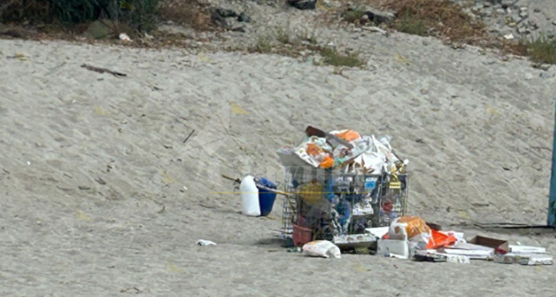 Rifiuti abbandonati sulla spiaggia di Caulonia, i cittadini inviano diverse segnalazioni